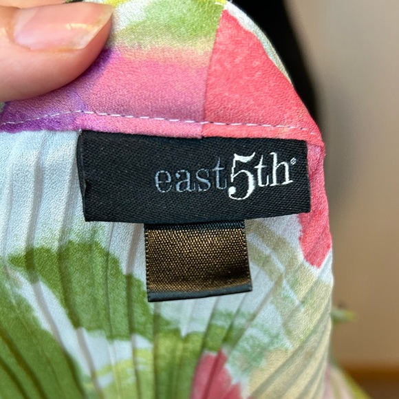 East 5th Ruched Floral Blouse - Picture 5 of 6